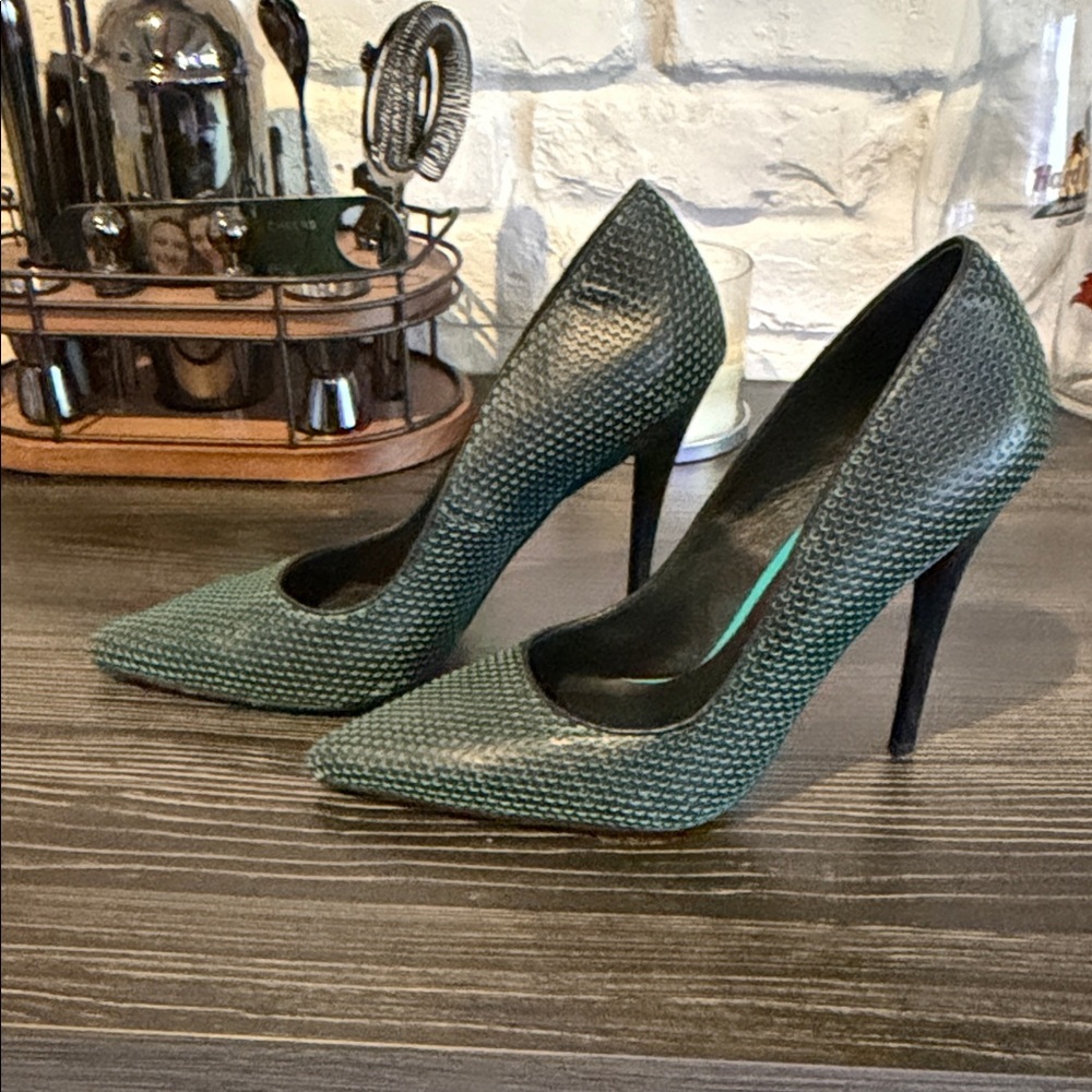 L.A.M.B. Bee pumps- Women's Black and Green - Picture 3 of 7